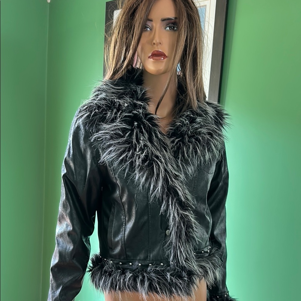 🪻🪻Black and White Faux Leather Jacket with Edgy Biker Style and Faux Fur Trim🪻🪻